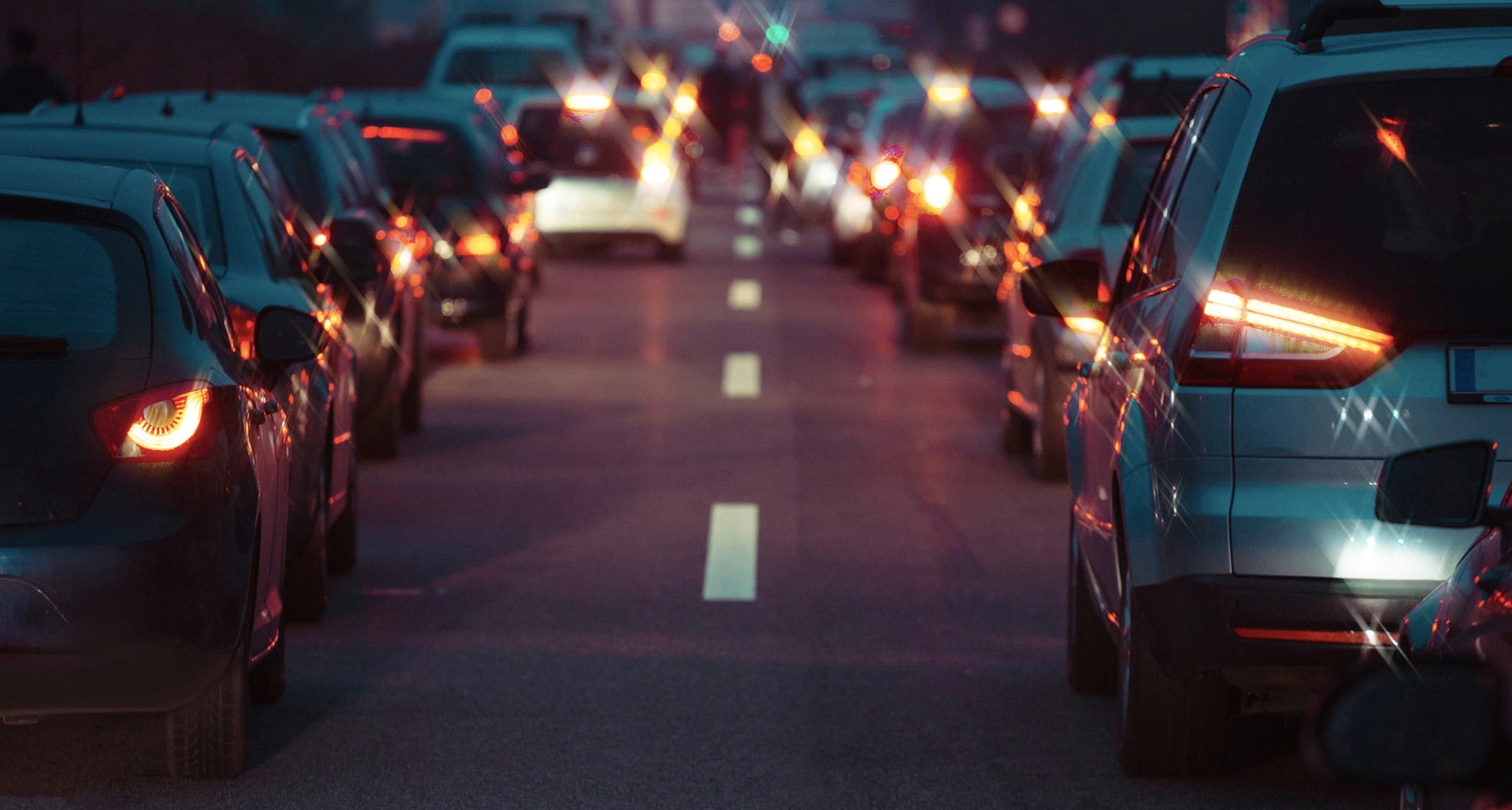 Rays of light running through the centre of car tail lights illustrating astigmatism at night (left). Razele de lumină care trec prin centrul luminilor de frână ale mașinii, ilustrând astigmatismul pe timp de noapte (stânga). Luminile clare ale mașinii la frânare văzute de un ochi normal pe timp de noapte (dreapta)