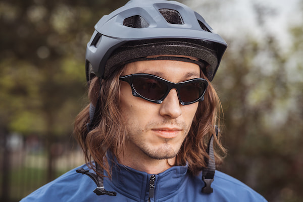 Tânăr purtând ochelari de soare sport futuristici