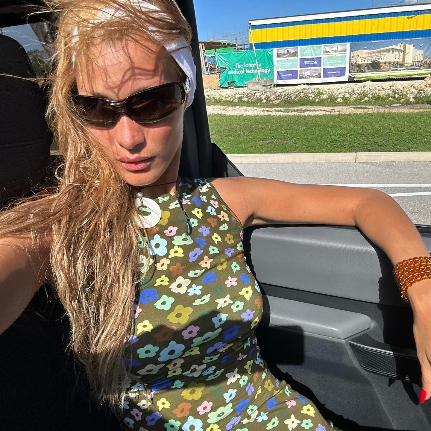 bella hadid în ochelari de soare sport călătorind în mașină