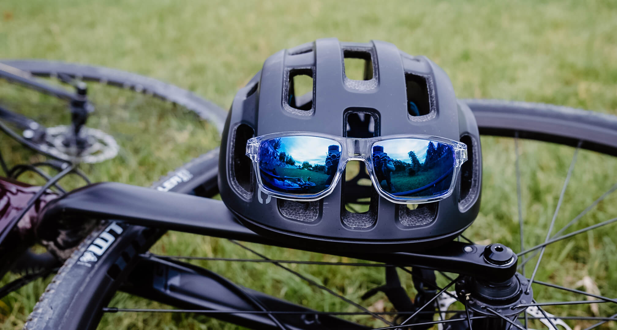 ochelari de soare albastru oglindă pe casca de bicicletă cu bicicleta