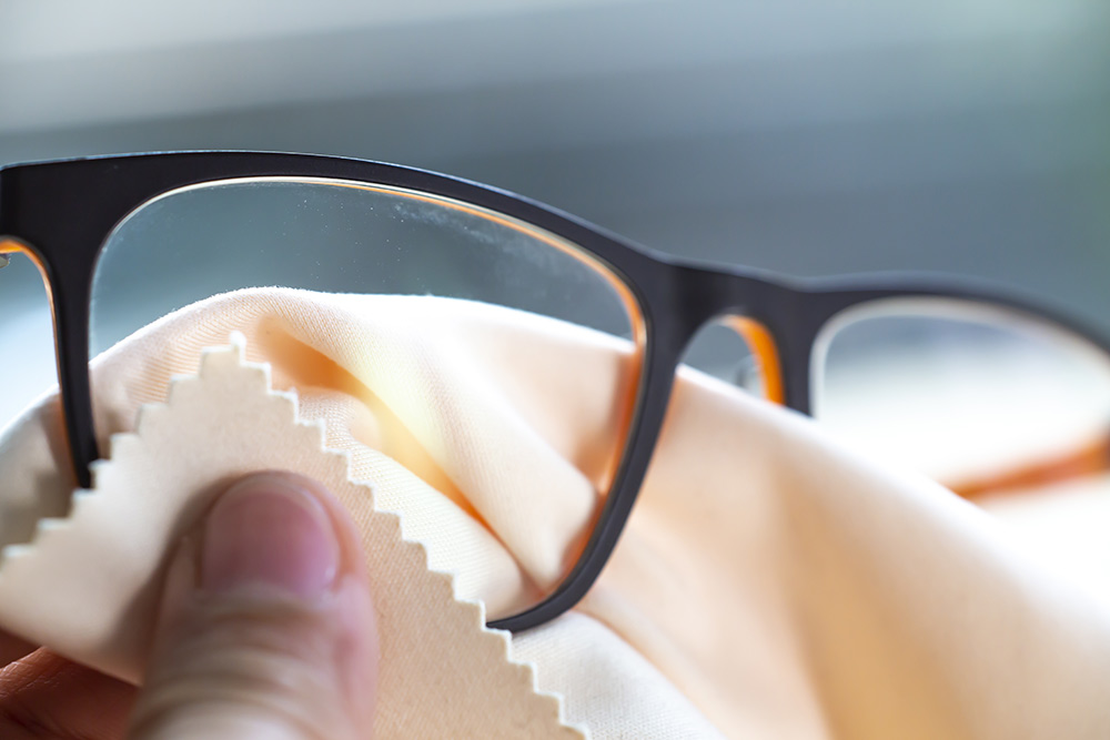 Curățați lentilele ochelarilor cu microfibră anti-ceață