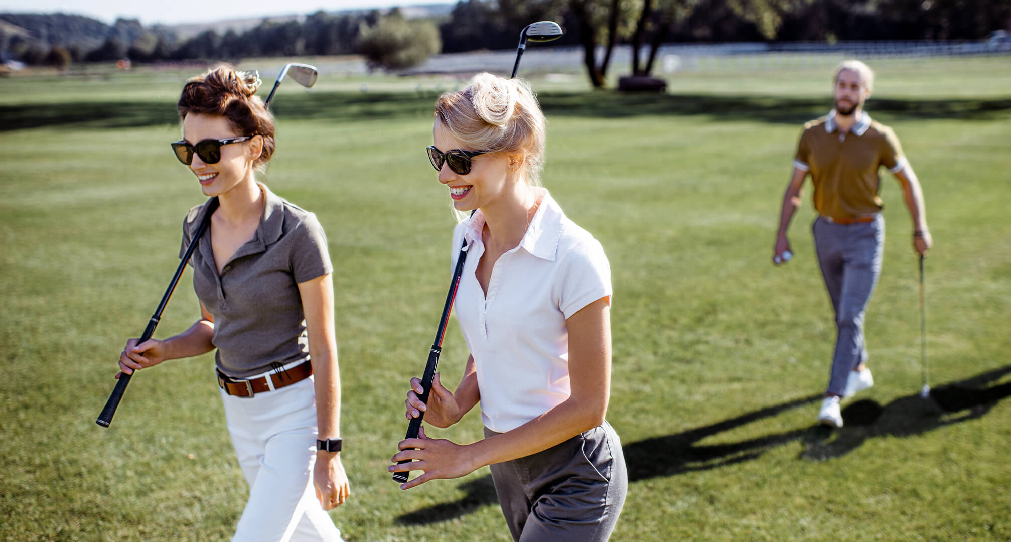 doi oameni care joacă golf cu ochelari de soare