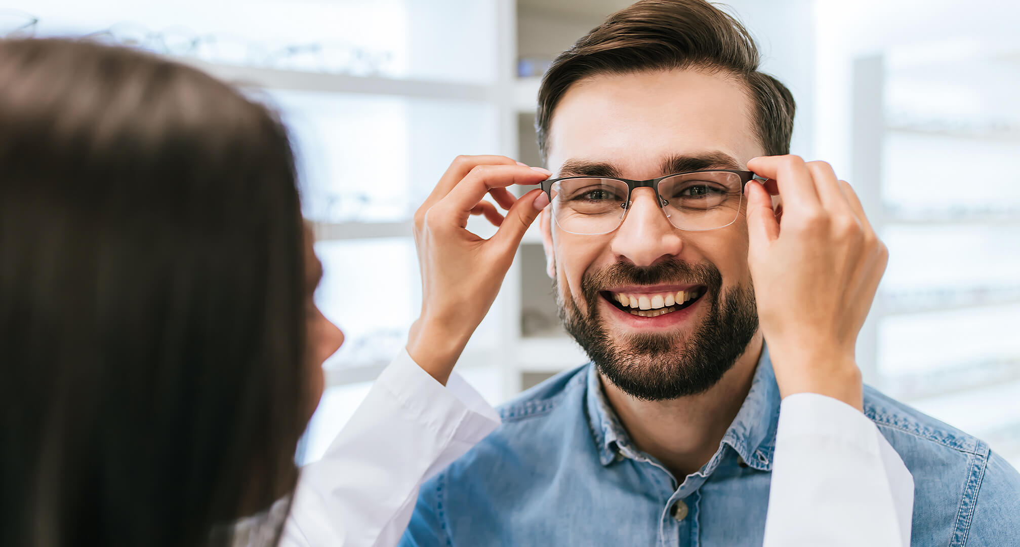 Ochelari de ochelari de optician pe bărbat