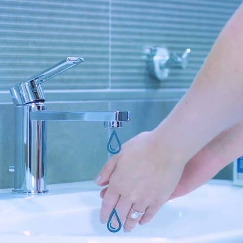 spălarea mâinilor în chiuvetă cu imagini cu picături de apă